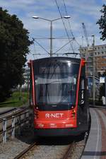 DEN HAAG (Provinz Zuid-Holland), 05.08.2017, Zug 5056 als Linie 11 nach Hollands Spoor bei der Ausfahrt aus der Haltestelle Wouwermanstraat