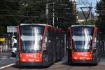 DEN HAAG (Provinz Zuid-Holland), 06.08.2017, Linie 9 trifft sich auf dem Spui zwischen den Haltestellen Kalvermarkt-Stadhuis und Bierkade; links Zug 5031 nach Vrederust und rechts Zug 5025 nach