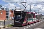 DELFT (Provinz Zuid-Holland), 06.08.2017, Zug 3139 als Linie 1 nach Delft Tanthof bei der Einfahrt in die Haltestelle Delft Krakeelpolderweg; die Straßenbahn wird in Delft durch die Haager