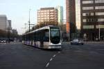 Rotterdam am 26.10.2014:  Tram 2055 der RET überquert die Kreuzung am Meeres Museum.