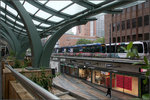 , Straßenbahnen und Einkaufstraße -    Zwei Citadis-Trams begegnen sich an der abgesenkten Einkaufstraße Beurstraverse im Zentrum von Rotterdam.