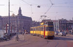 GVB 624 auf Linie 2 nähert sich dem Hbf in Amsterdam am 01.04.1999.