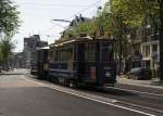 GVB 465 und wagen 731 mit linie 20 von Amsterdam Centraal nach Leidscheplein, hier auf die Nieuwezijds am 21 07 2013.