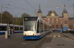 Tram 2138 auf der Linie 26 am 27.10.2014 vor dem Hauptgebäude des Centraal Bahnhofs in Amsterdam.