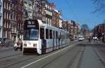 Obwohl die Altbaufahrzeuge aus den 1960er und 1970er Jahren im April 2002 noch das Amsterdamer Straßenbild beherrschten, verkehrten auch schon Neubaufahrzeuge wie hier der 1989 in Dienst gestellte Zweirichtungstriebwagen 909