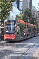 DEN HAAG (Provinz Zuid-Holland), 04.08.2017, Wagen 5044 als Tramlinie 9 nach Vrederust auf der Straße Spui im Stadtzentrum
