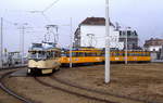 Im Februar 1980 wartet der Den Haager PCC-Triebwagen 1222 als Linie 7 in der Endhaltestelle Scheveningen Strandweg auf Fahrgäste, im Gegensatz zu den dahinter stehenden Triebwagen der Linie 9 ist