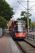 DEN HAAG (Provinz Zuid-Holland), 05.08.2017, Zug 5021 als Linie 9 nach Scheveningen Noorderstrand bei der Einfahrt in die Haltestelle Wouwermanstraat