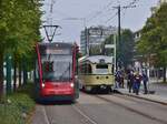 Vergangenheit trift auf Gegenwart. Der PCC Wagen 1210 hat soeben Volmerlaan erreicht. Links erreicht ein Siemens Avenio Tw 5038 die Haltestelle.

Den Haag 25.09.2021