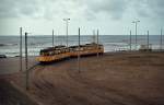 Den Haag - Direkt an der Nordsee liegt die Endhaltestelle Scheveningen Haven, hier mit zwei Triebwagen der Linie 11 (Februar 1980)