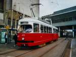 Wegen Wagenmangel kaufte in 2001 die RET 12 Wiener Strassenbahnen (10xE1 und 2xE als Ersatzteilspender). Zwischen Januar 2001 und Mai 2003 waren sie auf die Linie
2 im Einsatz. Tram 655 (ex WL 4759) beim Metrostation Maashaven am 10.03.2002