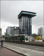 . Wie unter einer Schiffsbrücke -

Ein Straßenbahn erklimmt die nördliche Auffahrtsrampe zur Erasmusbrücke in Rotterdam. Das oberstes Geschoss des Hochhauses im Hintergrund erinnert dabei an die Brücke eines Schiffes und stellt somit die Verbindung zum größten Seehafens Europas her.

21.06.2016 (M)