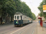 Motorwagen Nr 33 mit Beiwagen 55 und 42 (ex WLB) auf Sonderfahrt auf dem Netz der Stadt Amsterdam am 30.08.1987, als Linie  S  von Amsterdam CS nach Amsterdam Sloterdijk; Nieuwezijds Voorburgwal. Scanbild 94591, Kodak VericolorIII.