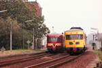 Beide Versionen des DE2 begegneten sich im Bahnhof Hemmen-Dodewaard > NS 71 als Zug 6150 (Nijmegen - Tiel) und NS (nr unbekannt) als Zug 6147 Tiel - Arnhem, am 24.09.1983.