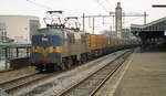ACTS 1253 mit Zug 46206 (Spreewitz - Onnen) in Hengelo am 09.02.2003, 12.02u. Der ehemalige 1218 der NS hatte hier leere Müllcontainer im Schlepp. Beide Stromabnehmer sind am Draht bei der Abfahrt. Scanbild 15077, Konica VX200.