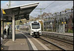 Arriva Triebwagen aus Heerlen fährt hier am 9.11.2022 um 14.03 Uhr auf der Fahrt nach Aachen in Herzogenrath ein.