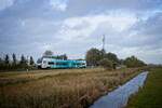 Triebzug 602  D' Olle Grieze  fährt auf dem Weg nach Leeuwarden in den Bahnhof Hindeloopen ein (20.10.2021)