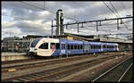 Arriva Triebwagen der Reihe 5031 fährt im Bahnhof Venlo zum Einstieg nach Nijmegen am 07.02.2022 an den Bahnsteig Gleis 1.