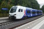 Arriva 462  Limburg voor Limburg  macht am 20 Augustus 2026 als RB Kerkrade--Heerlen--Maastricht Randwyck Halt in das in einer starke Kurve geliegener Bahnhof von Schin op Geul.
