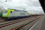 Am 14 April 2020 steht CapTrain 186 152 mit ein umgeleiteter Kesselwagenzug in Nijmegen.