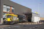 Shunter 601 drücken die ERS 189 098 nach Werkstatt Shunter Waalhaven in Rotterdam.