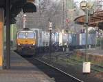 6603 (Class66) der ERS Railways fährt mit einen Containerzug in Wanne-Eickel HBf.