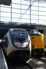 DEN HAAG (Provinz Zuid-Holland), 06.08.2017, Sprinter (links) und IC (links) im Bahnhof Den Haag Centraal