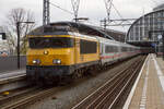 NS 1765 im Bahnhof Amsterdam Centraal mit einem IC aus Berlin Gesundbrunnen, am 08.11.2022.