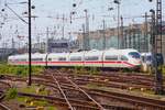 DB Fernverkehr ICE3 (406 xxx) am 11.05.24 in Frankfurt am Main Hbf. Die Fotos wurden per Telezoom vom Bahnsteigende gemacht