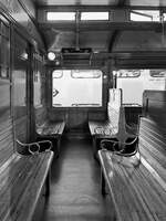 Blick durch eines der Fenster in den 3.-Klasse-Bereich des im Jahr 1908 gebauten Elektrotriebwagens Nr.