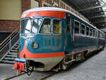 Der dieselelektrisch betriebene Triebwagen  Blauer Engel (De Blauwe Engel)  wurde 1954 bei Allan in Rotterdam in einer Serie von 30 Fahrzeugen f�r die Niederl�ndische Staatsbahn gebaut. Der hier gezeigte Wagen 41 wurde im Juni 1985 au�er Dienst gestellt und 1995 Teil der Ausstellung im Eisenbahnmuseum Utrecht. (September 2026)