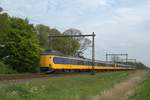 Eine  Koploper  3er-Garnitur, bestehend aus NS 4052, 4048 und 4029, befindet sich als IC 1656 am 11.05.17 in Hengelo auf der Fahrt von Enschede nach Schiphol (Airport).