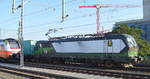 Rail Force One B.V., Rotterdam-Pernis [NL] mit der ELL Vectron  193 734   [NVR-Nummer: 91 80 6193 734-1 D-ELOC] und Containerzug am 15.09.20 Durchfahrt Dresden Hbf.