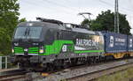 Rail Force One B.V., Rotterdam [NL]  mit der ELL Vectron  193 742  [NVR-Nummer: 91 80 6193 742-4 D-ELOC] und Containerzug  am 22.07.22 Vorbeifahrt Bahnhof Magdeburg-Neustadt.