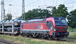 RFO - Rail Force One B.V., Rotterdam [NL] mit der MRCE Vectron  X4 E - 627  [NVR-Nummer: 91 80 6193 627-7 D-DISPO] und einem PKW-Transportzug am 10.07.23 Höhe Bahnhof Falkenberg/Elster.