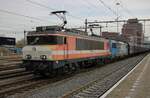 Am 22 November 2025 hat CD Cargo 383 015 keine Lust mehr weiter zu fahren von Bad Bentheim in die Niederlande und wurde ab Bad Bentheim RFO 1831 in Vorspann eingesetzt bis Amersfoort. Während der Standartpause in Amersfoort für aus Bad Bentheim kommende Güterzüge wird versucht die 383 015 (hier als 2. Lok) wieder auf zu starten. Hier hat die CD Cargo Vectron gerade den Stromabnehmer gehoben und funktioniert wieder, so das die 1831 vom Stahlzug gehen kann. Am 12.Dezember wurde die 1831 endlich von Neulackierung gesehen und gleich in 1931 umgenummerd.