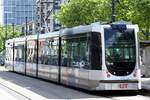 ROTTERDAM (Provinz Zuid-Holland), 02.06.2025, Straßenbahnzug 2120 als Straßenbahnlinie 1 nach Holy an der Haltestelle Beurs
