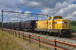 OOC Rail 2284 004 MONIQUE (ex-Strukton 303004, davor ex-HGK) steht in Oss vor ein aus Kijfhoek angekommener Getreidezug (mit geschlossene Laude-Containers statt die �bliche provisorisch abgedekcte