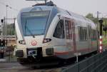 Ein GTW von Veolia aus Roermond kommend auf seinem Weg nach Nijmwegen bei der Einfahrt in den Bahnhof Venlo. Das Foto entstand am Bahnbergang Broekestraat. 22.4.2011