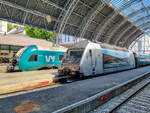 Bm 75 565 von Vy mit einem Regionalzug nach Voss neben El 18 2241 mit einem Expresszug aus Oslo in Bergen stasjon, 16.06.2023.