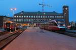 Am Morgen des 10.10.2019 steht ein Triebzug der Reihe 93 im Bahnhof von Bodø. Der Bahnhof ist Endpunkt der Nordlandbahn, dem Ende des durchgehenden Bahnnetzes in Norwegen. Von hier aus sind es über 1300 km in Richtung Oslo.