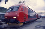 Die NSB El 18 2251 pausiert mit einem Reisezug im 1222,2 m hoch gelegenen Bahnhof Finse.