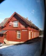 Merker, ein kleiner Bahnhof vom Zugfenster aus, an der Mittlandlinie Sundsvall - Trondheim