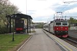 Nach dem Umsetzten am 01.06.2015, stand SSRT Rc6 1335 mit der Wagengarnitur vom vorherigen IC 96 (Boden C - Narvik) neben der Denkmallok 5 am Bahnsteig in Narvik und wird in Kürze den Zug aufs