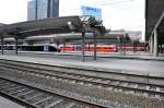 Blick ber die Bahnsteige von Oslo-Sentralstasjon. Bis auf die Zugnge sind die Bahnsteige nur mit einer einfachen Plattformberdachung versehen. Bei schnem Wetter, wie am Aufnahmetag kein Problem, bei anderen Wetterlagen (Winter), sicher nicht so angenehm.