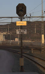 Lichtsignalrepeater in Trondheim, interessant ist die Kennzeichnung, neben einer Nummer steht das bahnamtliche Kürzel des jeweiligen Bahnhofes auf der Tafel.