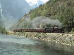 Juli 2004: Dampfzug mit 2770 ex DRG 52 auf der Raumabahn im Romsdal (Norwegen).