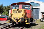 Frontansicht der auf den Parkplatz des Norsk Jerbanemuseum (Hamar) am 18. Juni 2022 stehende Lokomotive 220 144. 