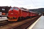Auch Historie: Lok 3641 mit Zug 477 Trondheim-Mo i Rana auf Bahnhof Trondheim am 06-07-2000.