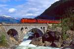 Eine Di3 mit einem Reisezug von Andalses nach Dombas am bekannten Fotomotiv von Bjorli, 14.06.1999.